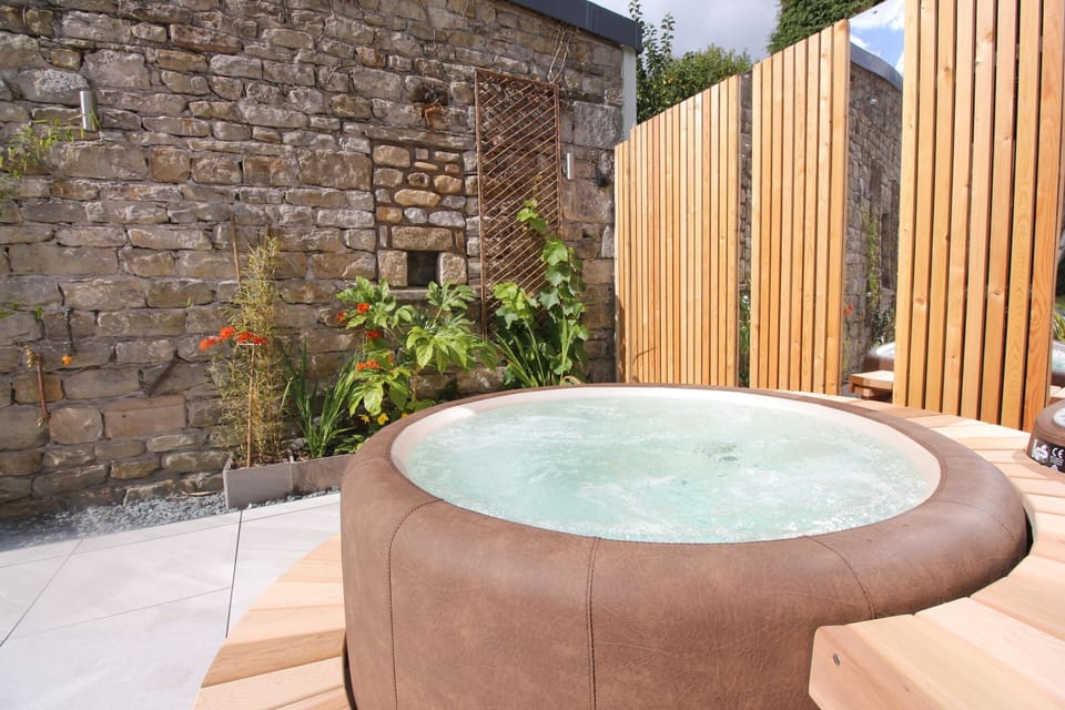 Hot Tub / whirlpool bath (Outdoor)