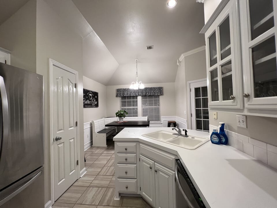 Kitchen and dining area: fully stocked and ready to go. 