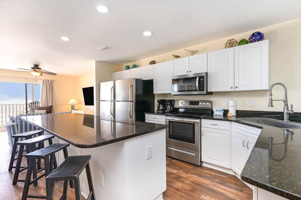 Large kitchen Upgraded Appliances