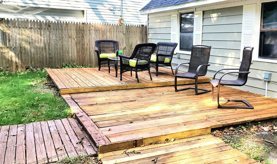 Gorgeous floating deck in the backyard 