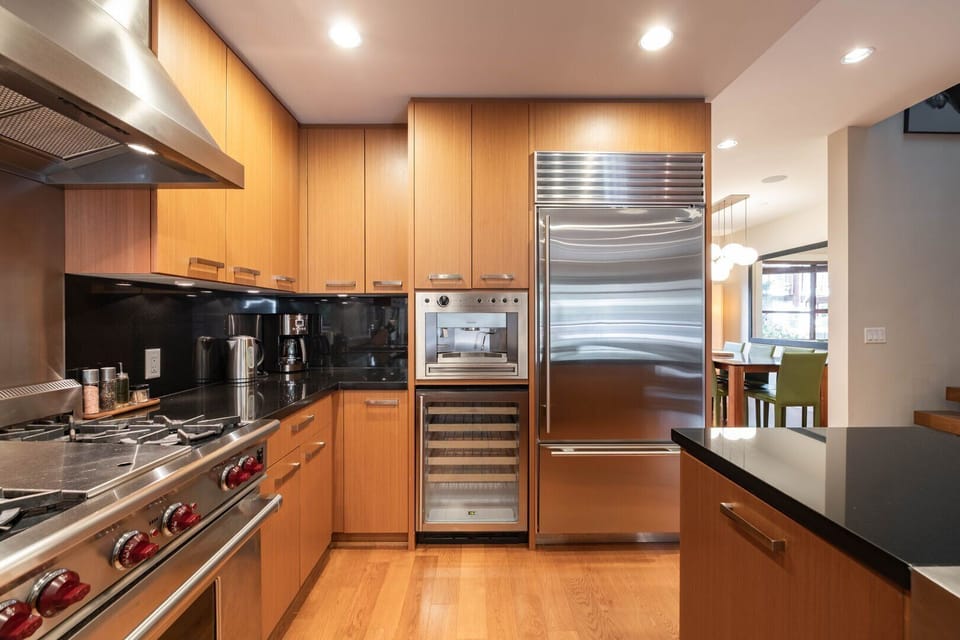 Full kitchen: Stainless steel appliances