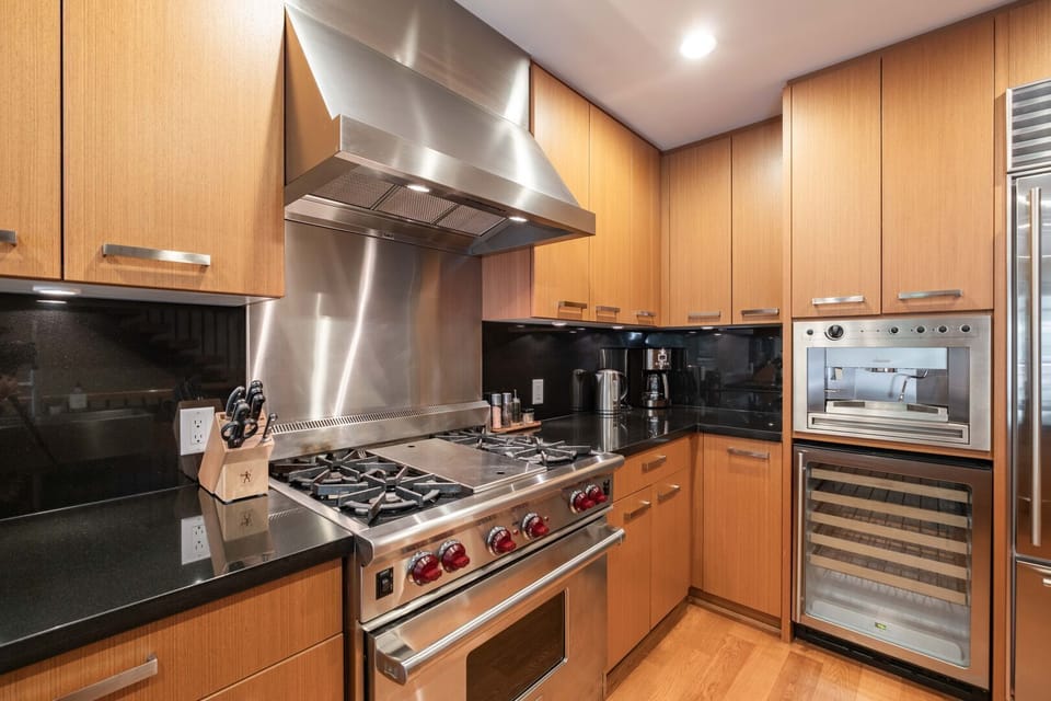 Full kitchen: Stainless steel appliances