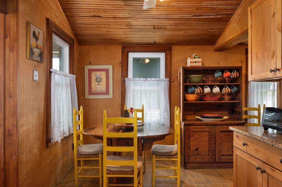 NH222: Island Dancer | Dining Area
