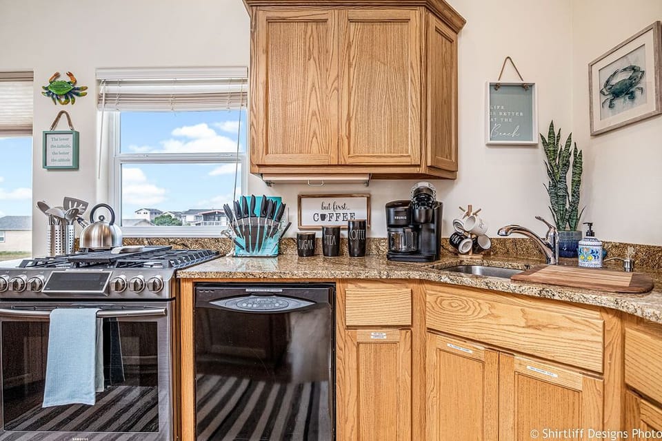 Dual Keurig for both k-cups and multi-cup pot of coffee.