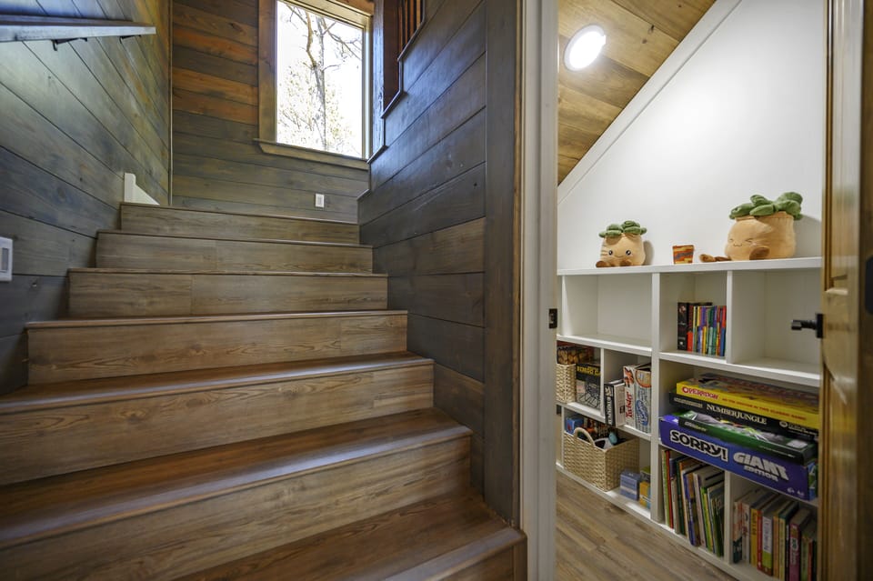 A charming secret library nook adds a touch of magic to your Broken Bow getaway.
