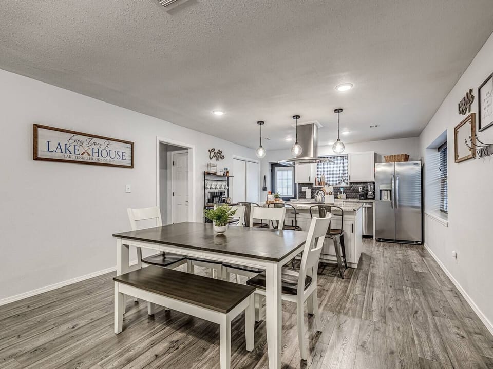 The open floorplan allows for easy conversations between family or friends.