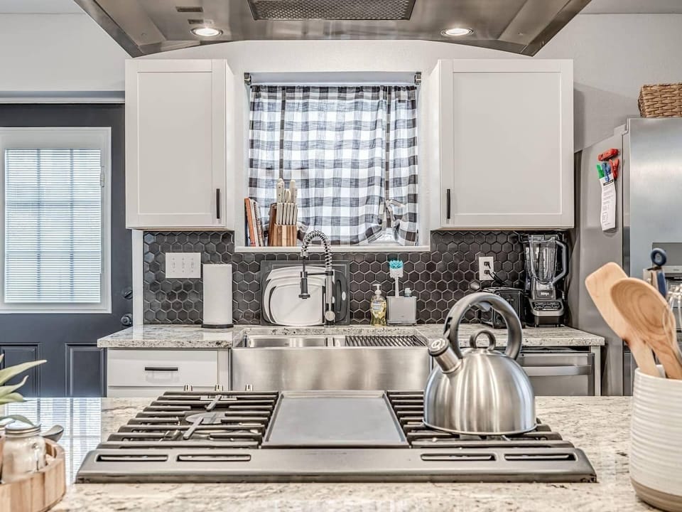 Can you hear the morning bacon sizzling on that flat top?....I can almost smell the coffee too!