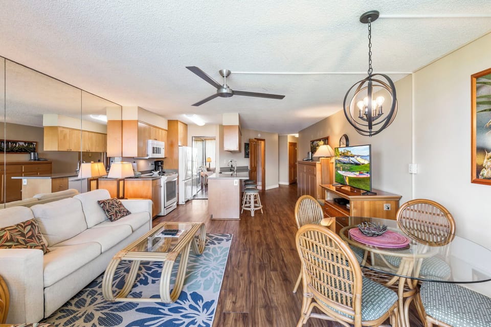 Living area with Dining table