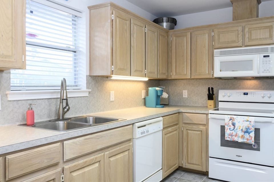 Bring Your Favorite Recipes And Groceries! - Even if you plan on dining out this vacation, you'll love the fully-equipped kitchen for reheating leftovers or whipping up afternoon snacks. You'll find all the utensils, dishes, and cookware you need already here.