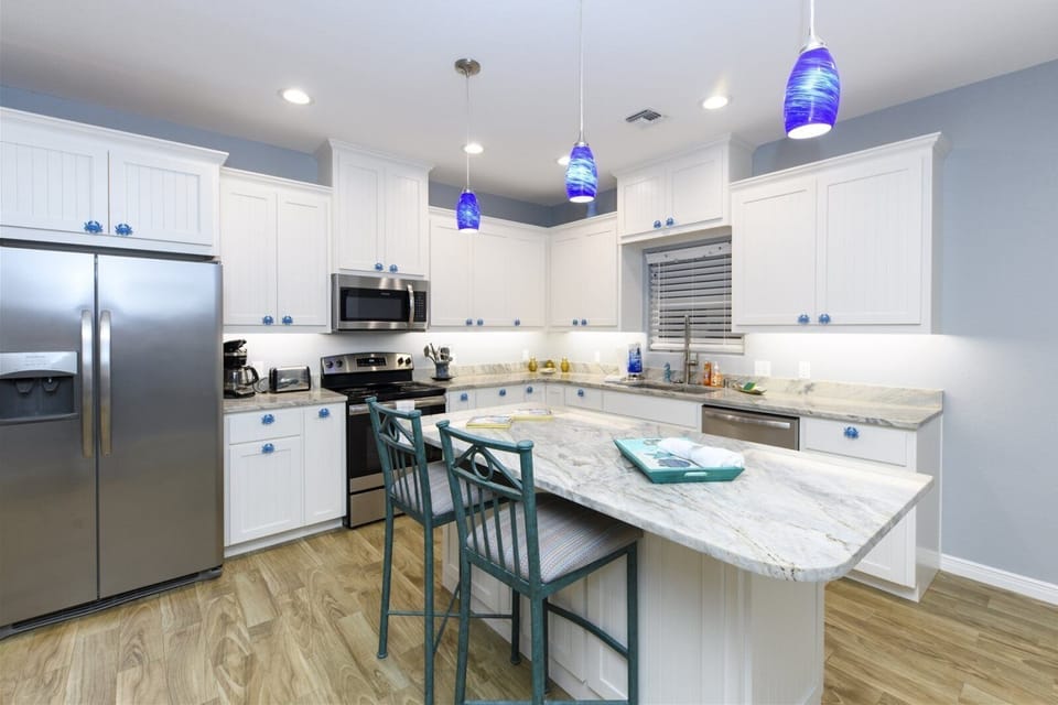 Full Kitchen - Countertop Seating For 2 - Second Floor