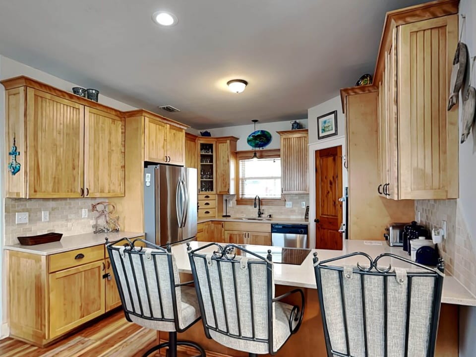Kitchen with Breakfast Bar