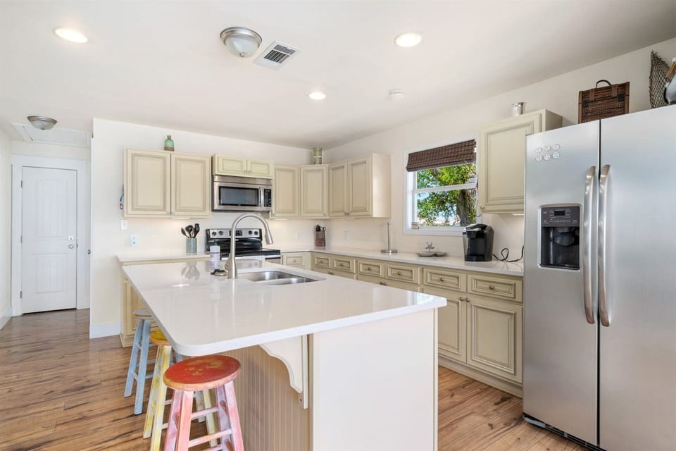 Full Kitchen - Countertop Seating For 3 - First Floor