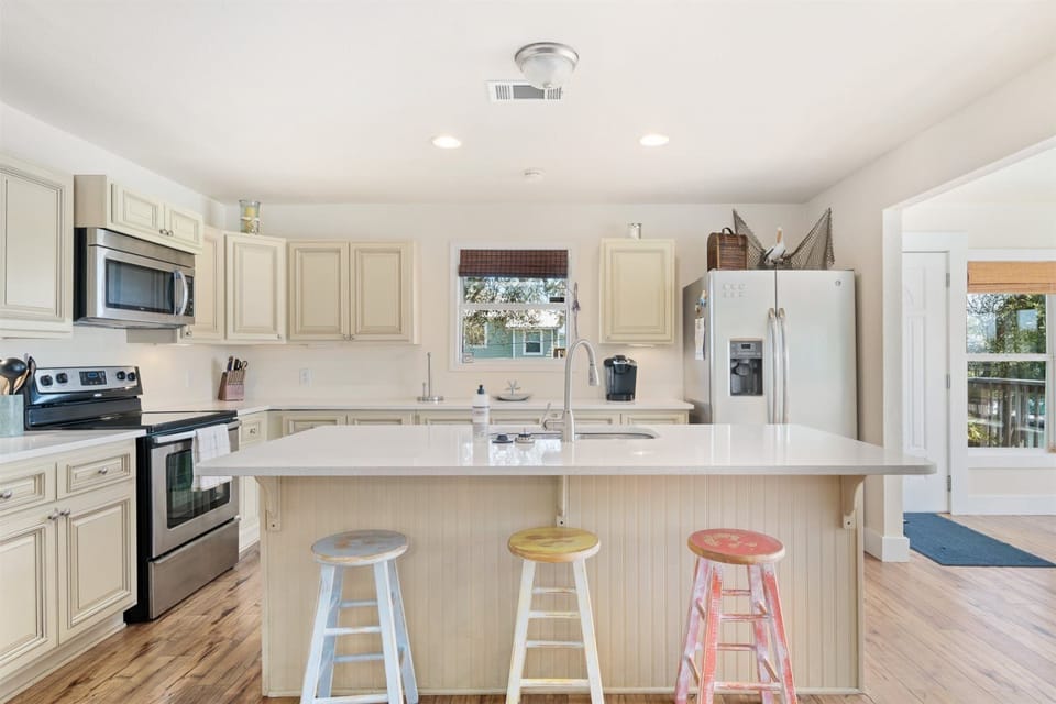 Full Kitchen - Countertop Seating For 3 - First Floor
