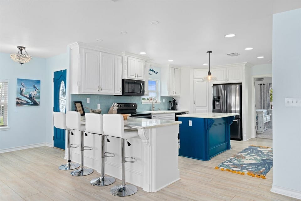 Full Kitchen - Countertop Seating For 4 - Second Floor