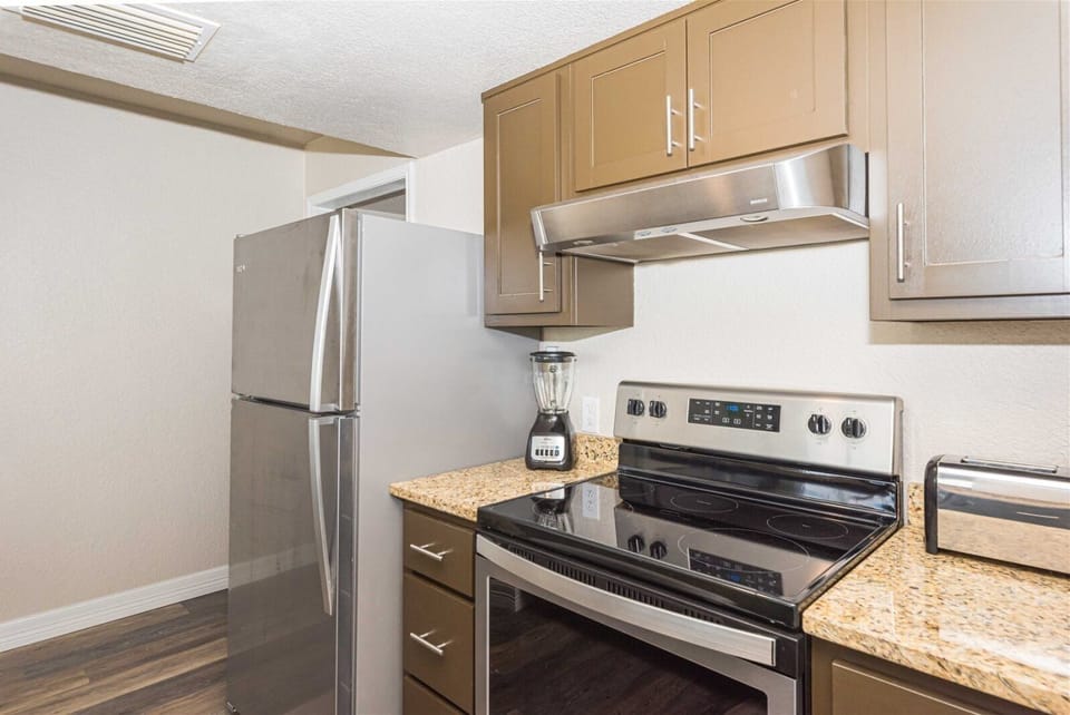 Full Kitchen - Stainless Steel Appliances