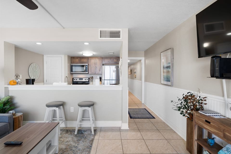 Kitchen - Countertop Seating for 2