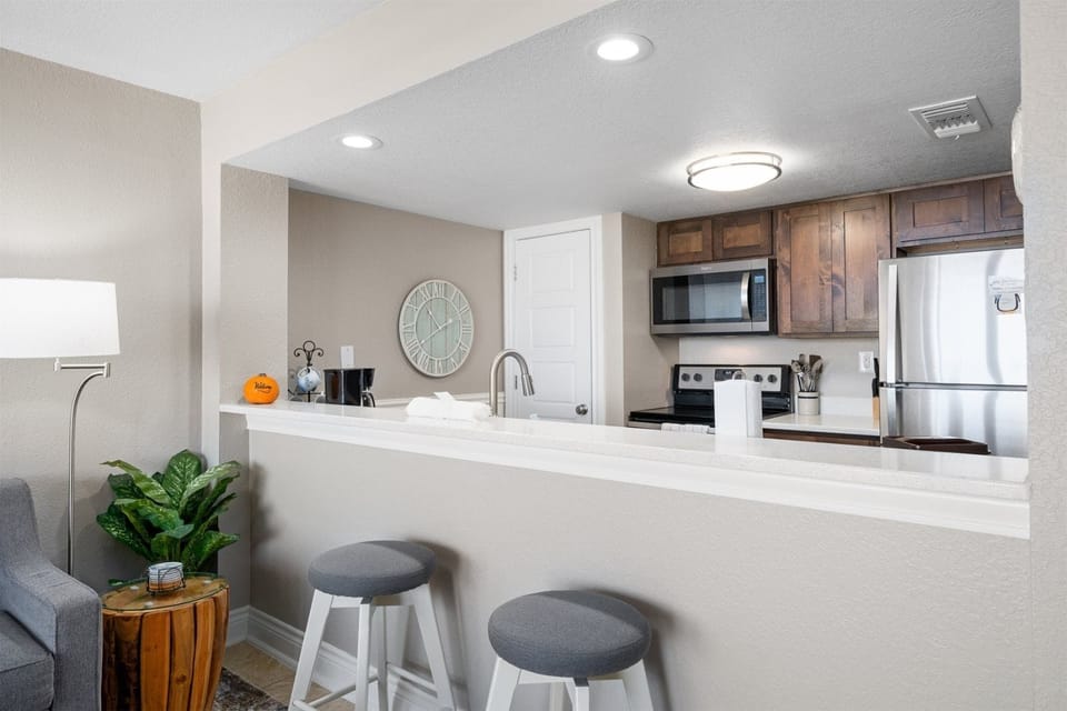 Kitchen - Countertop Seating for 2