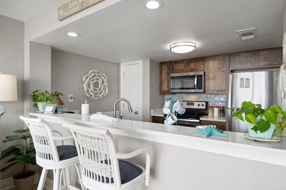 Kitchen - Countertop Seating for 2