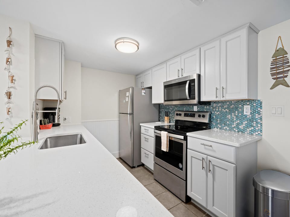 Full Kitchen - Stainless Steel Appliances