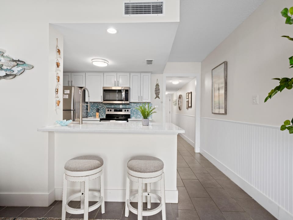 Full Kitchen - Countertop Seating For 2