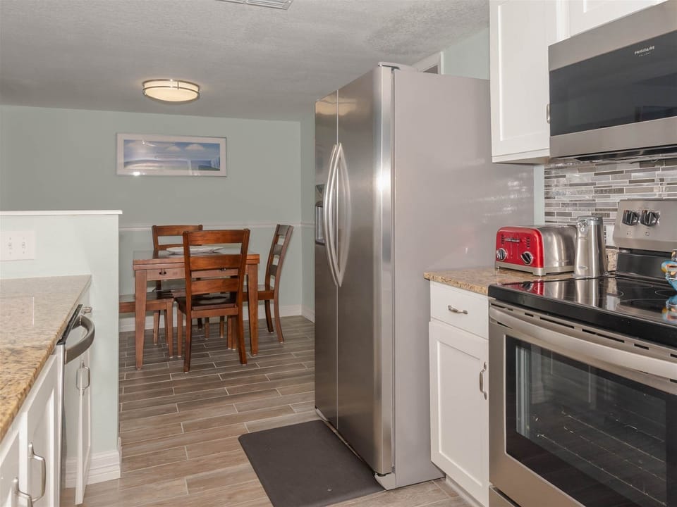 Beautiful Stainless Steel appliances give you the feel of a gourmet kitchen - Take this time to try out a few new recipes and some old ones you haven't had in awhile. Bon Appetit!