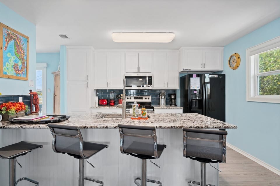 Kitchen - Countertop Seating for 4