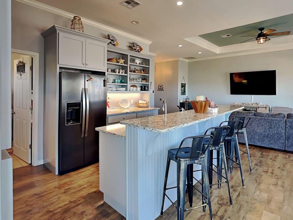 Full Size Kitchen with Breakfast Bar Seating