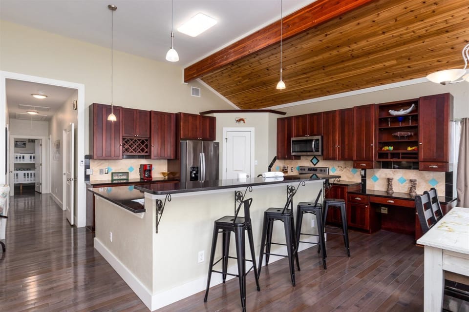 Full Kitchen - Countertop Seating For 4 - Second Floor