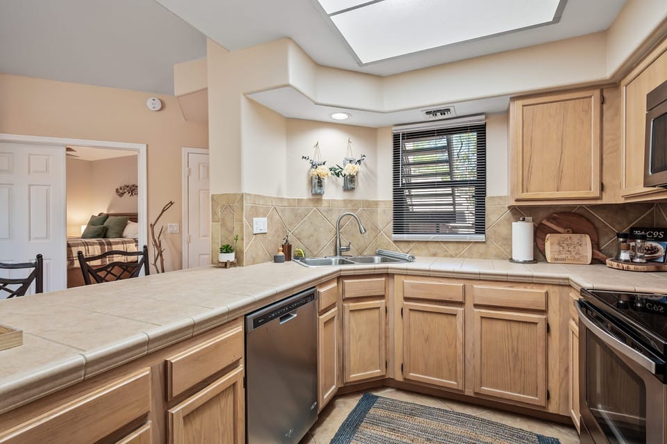 Condo located right near grocery, hiking, golf, restaurants and resorts!