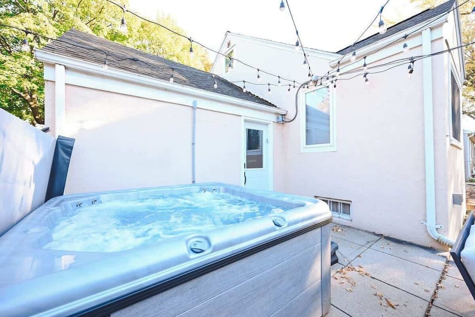 Hot tub, accommodates up to 6 people