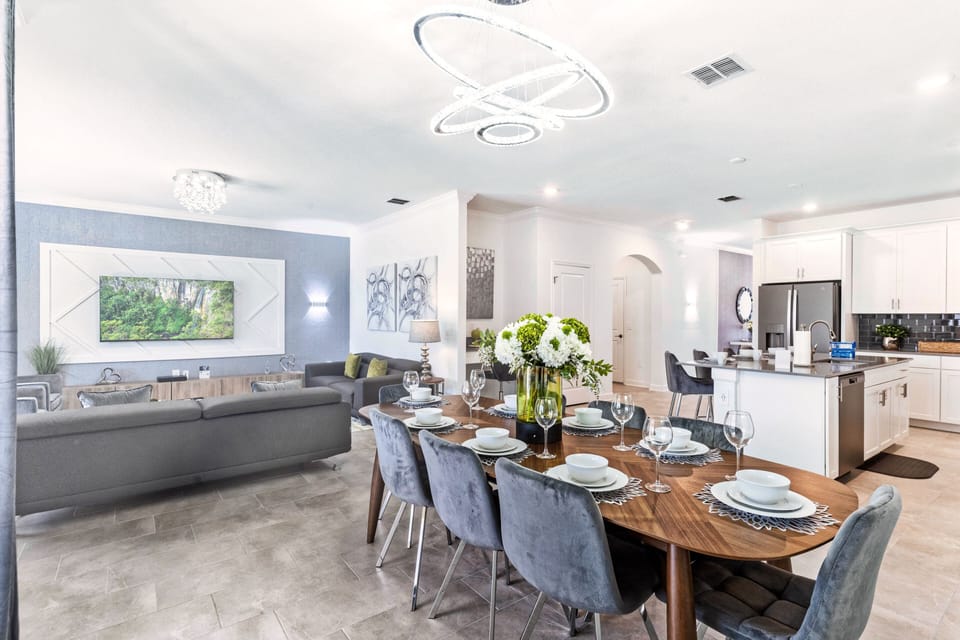 Well-Designed Home in Davenport Florida - Open layout seamlessly connecting the dining area to the kitchen and living area - Smart TV and Netflix - 8 Persons Dining - Amazing decor