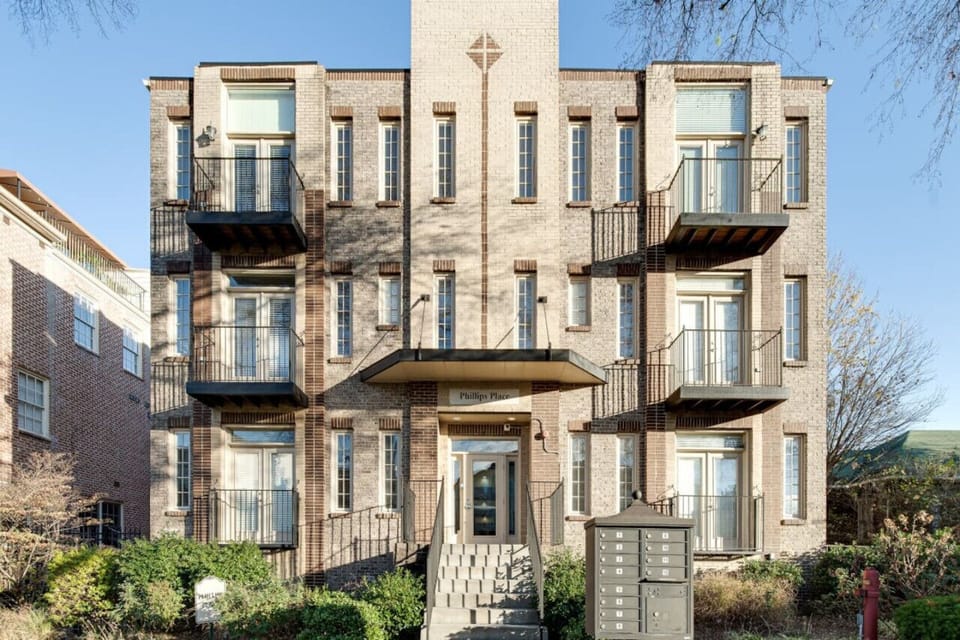 Beautiful condo building in quite West-end neighborhood