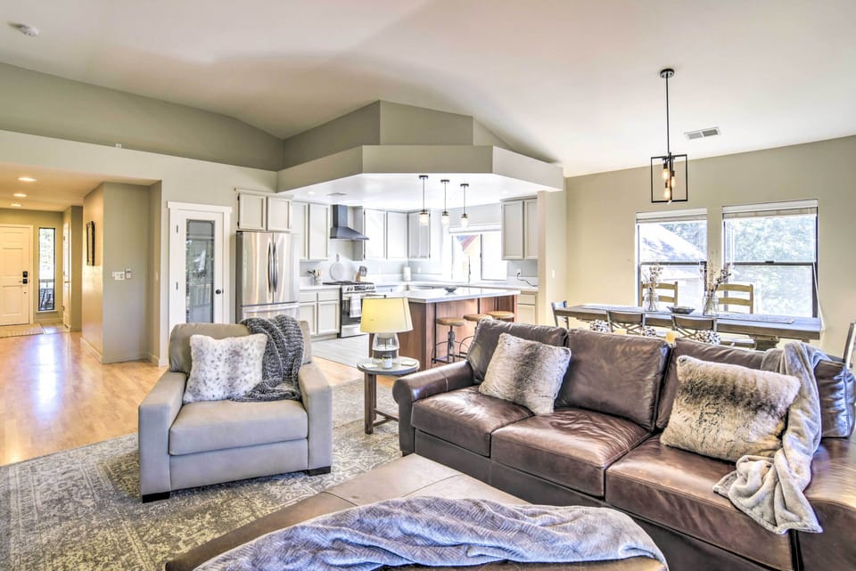 Living Room | Smart TV | Wood-Burning Fireplace | Portable A/C Units