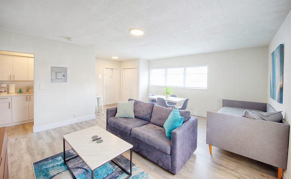 "Everything was excellent, cleanliness, facilities, one block from the beach, close to restaurants. It was a very pleasant few days of great rest." - Eliana