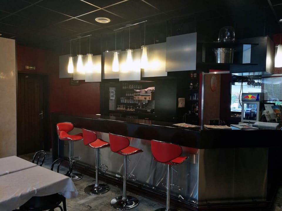You’ll love to have a cool drink at the bar.