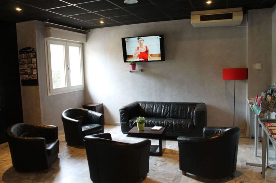 The welcoming lobby provides a lounge area for guests to relax.