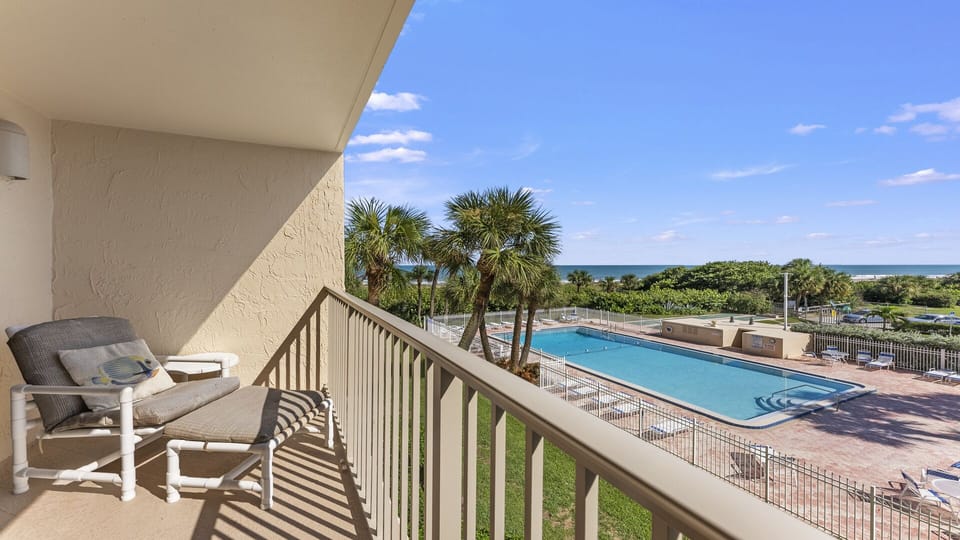 Private balcony with stunning poolside & ocean views