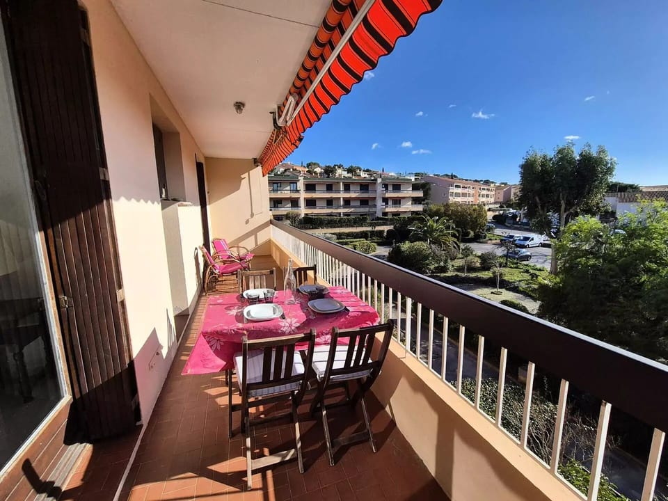 Santonines Residence - 2 bedroom apartment with large balcony close to Sanary Harbour and the beach Apartment in Sanary-sur-Mer
