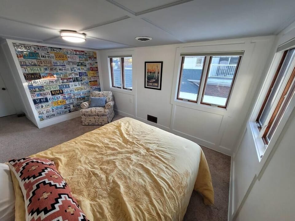 Queen Bedroom #4 (1)