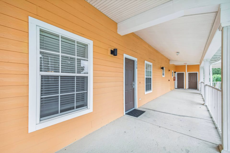 Welcome to this charming entrance with vibrant orange walls that radiate warmth. The large windows fill the space with natural light, creating a cheerful atmosphere that invites you to discover the comforts awaiting you inside.