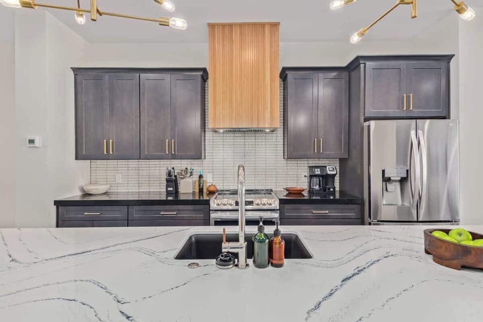 Custom Counters & Cabinets