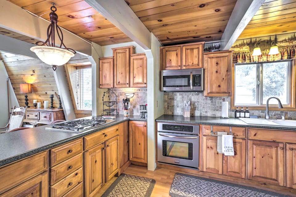 Kitchen | Keurig & 2 Drip Coffee Makers | Coffee Grinder | Blender | Crockpot