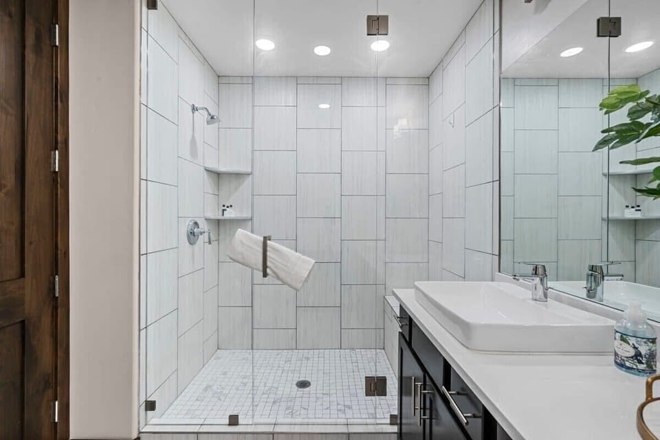 Master Suite 1 Bath - Walk in shower