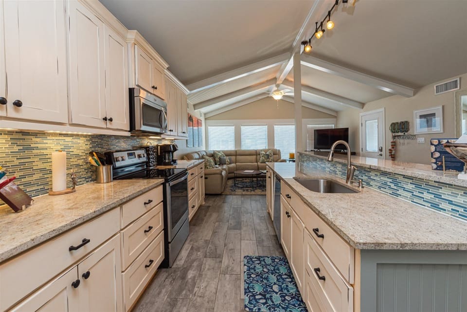 Full Kitchen - Stainless Steel Appliances + Keurig