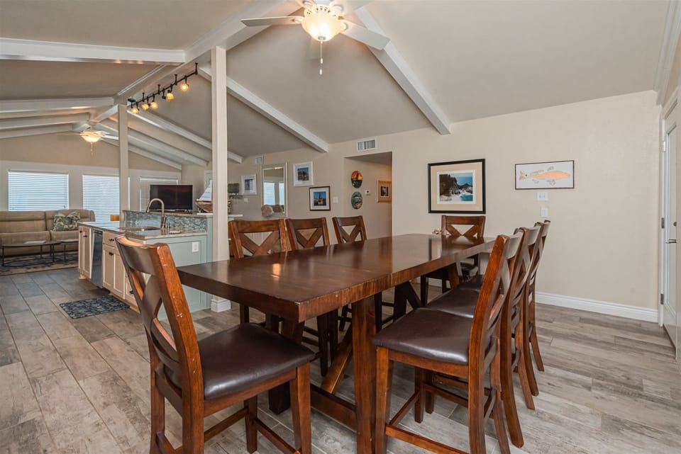 Dining Area - Seating for 8