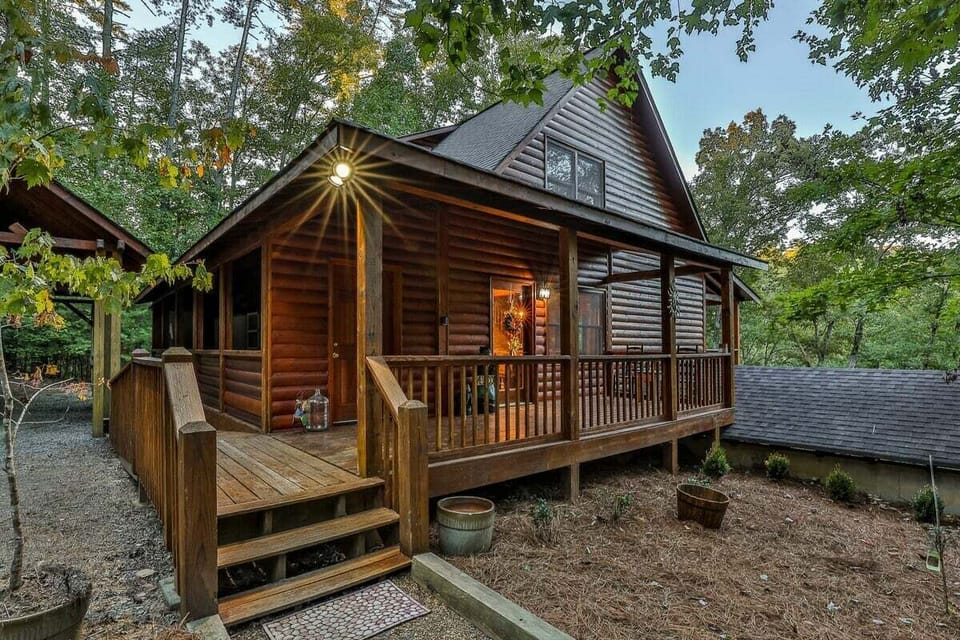 Entrance to cabin from driveway