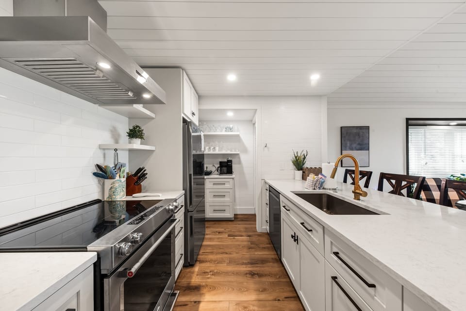 this newly updated kitchen has a roomier feel than the original Pelican Watch floorplan
(6" inches makes a huge difference!)