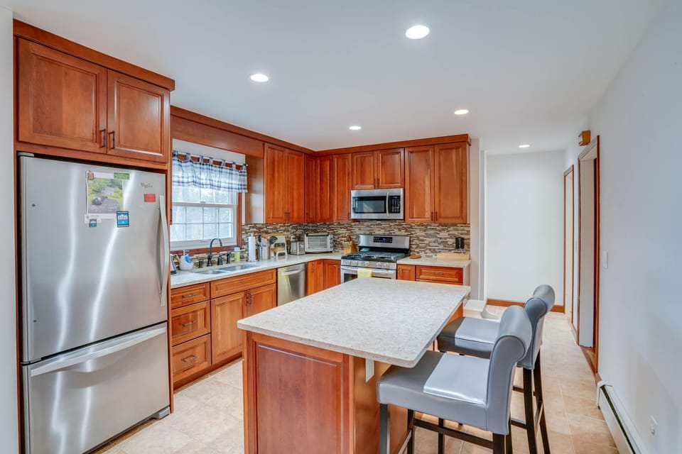 Kitchen | Cooking Basics | Coffee Maker | Paper Towels/Trash Bags Provided