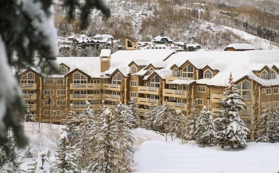 This resort, located in the heart of Beaver Creek Village, is just steps from the ski lifts and from the shopping plaza’s world-class boutiques, galleries, restaurants and year-round ice skating rink.