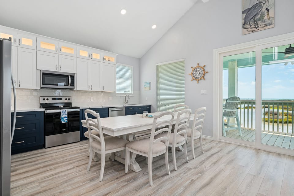 Full Kitchen & Dining Area